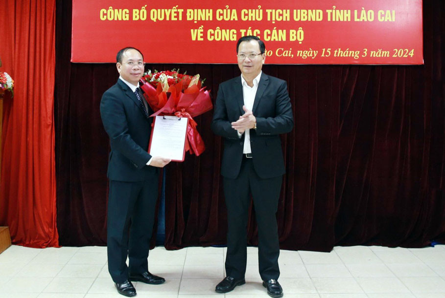 Phó Chủ tịch Thường trực UBND tỉnh Lào Cai Hoàng Quốc Khánh trao quyết định và tặng hoa chúc mừng tân Phó Trưởng Ban Quản lý Khu kinh tế tỉnh Hoàng Thanh Bình. Phó Chủ tịch Thường trực UBND tỉnh Lào Cai Hoàng Quốc Khánh trao quyết định và tặng hoa chúc mừng tân Phó Trưởng Ban Quản lý Khu kinh tế tỉnh Hoàng Thanh Bình.