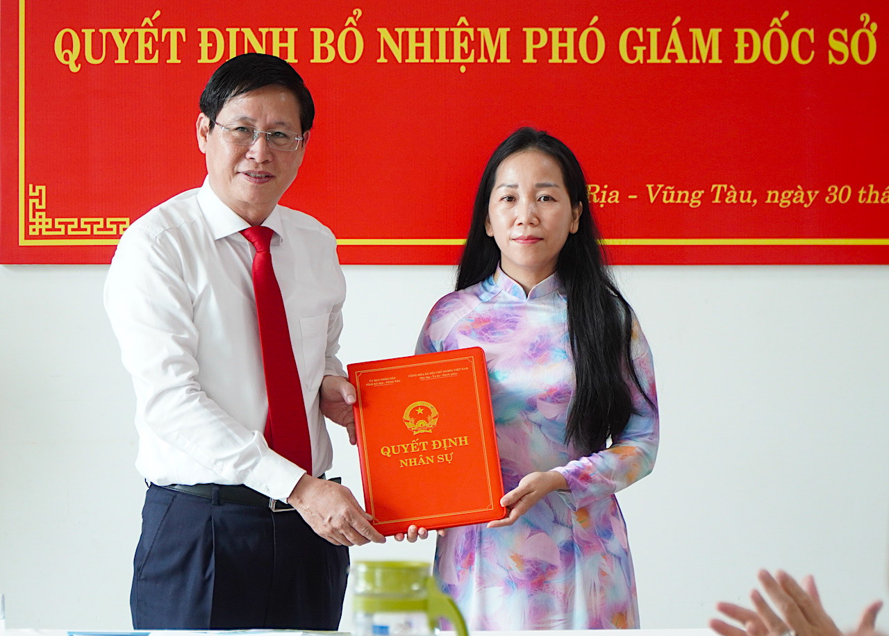 Ông Lê Ngọc Khánh, Phó Chủ tịch UBND tỉnh Bà Rịa - Vũng Tàu trao quyết định bổ nhiệm cho bà Phạm Thị Tuyết Trinh.