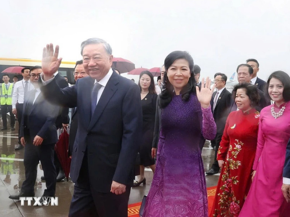 Tổng Bí thư, Chủ tịch nước Tô Lâm và Phu nhân đến sân bay Quốc tế Bạch Vân, thành phố Quảng Châu, tỉnh Quảng Đông, Trung Quốc. Ảnh: TTXVN Tổng Bí thư, Chủ tịch nước Tô Lâm và Phu nhân đến sân bay Quốc tế Bạch Vân, thành phố Quảng Châu, tỉnh Quảng Đông, Trung Quốc. Ảnh: TTXVN