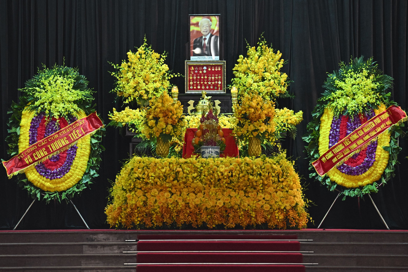 Lễ truy điệu Tổng Bí thư Nguyễn Phú Trọng được tổ chức lúc 13h hôm nay (26/7) tại Nhà tang lễ Quốc gia. Lễ an táng diễn ra lúc 15h cùng ngày tại Nghĩa trang Mai Dịch, Hà Nội.