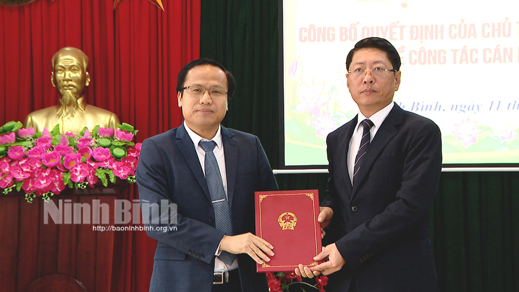 Trao quyết định cho ông Nguyễn Văn Việt. Ảnh: Báo Ninh Bình Trao quyết định cho ông Nguyễn Văn Việt. Ảnh: Báo Ninh Bình