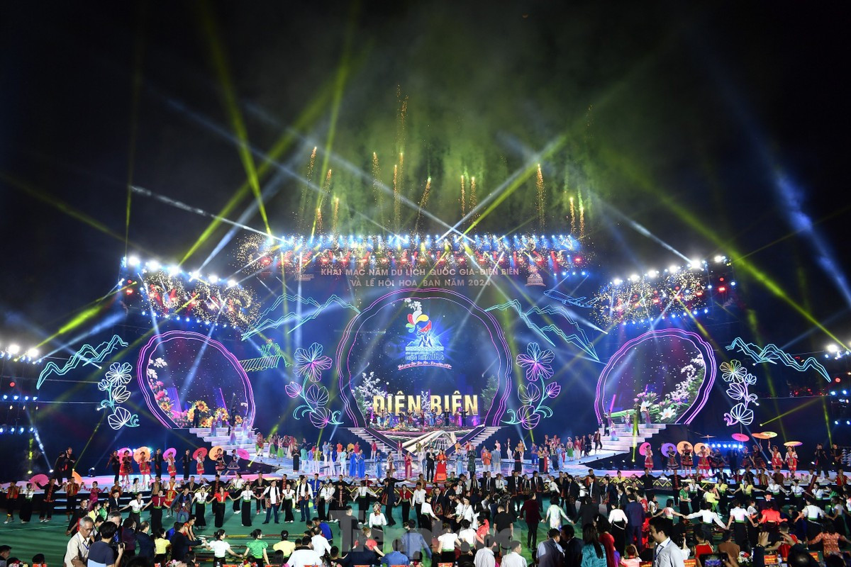 Kết thúc chương trình là màn trình diễn nghệ thuật Xòe Thái, biểu tượng tinh thần mang giá trị văn hóa dân gian đặc sắc, thể hiện sức sống mãnh liệt và sức mạnh đoàn kết của cộng đồng các dân tộc Tây Bắc.