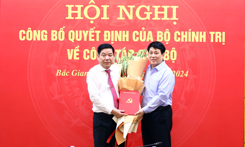 Thường trực Ban Bí thư Lương Cường trao quyết định và tặng hoa chúc mừng tân Bí thư Tỉnh ủy Bắc Giang Nguyễn Văn Gấu. Ảnh: Báo Chính phủ