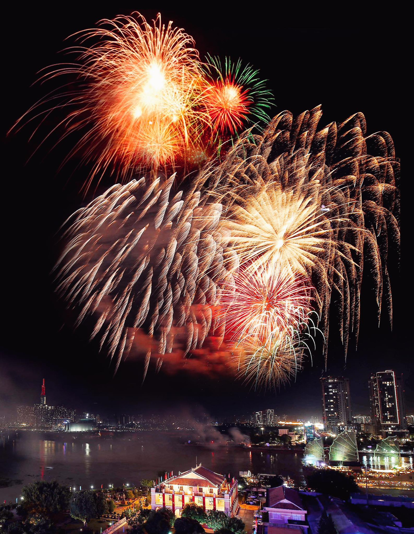 Pháo hoa rực sáng trên bầu trời chào năm mới Giáp Thìn 2024 ảnh 211 Pháo hoa rực sáng trên bầu trời chào năm mới Giáp Thìn 2024 ảnh 211