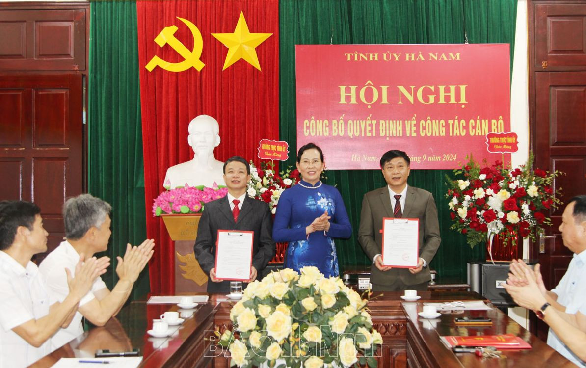 Bí thư Tỉnh ủy Hà Nam Lê Thị Thủy trao quyết định cho hai cán bộ nhận nhiệm vụ mới. Ảnh: Báo Hà Nam.