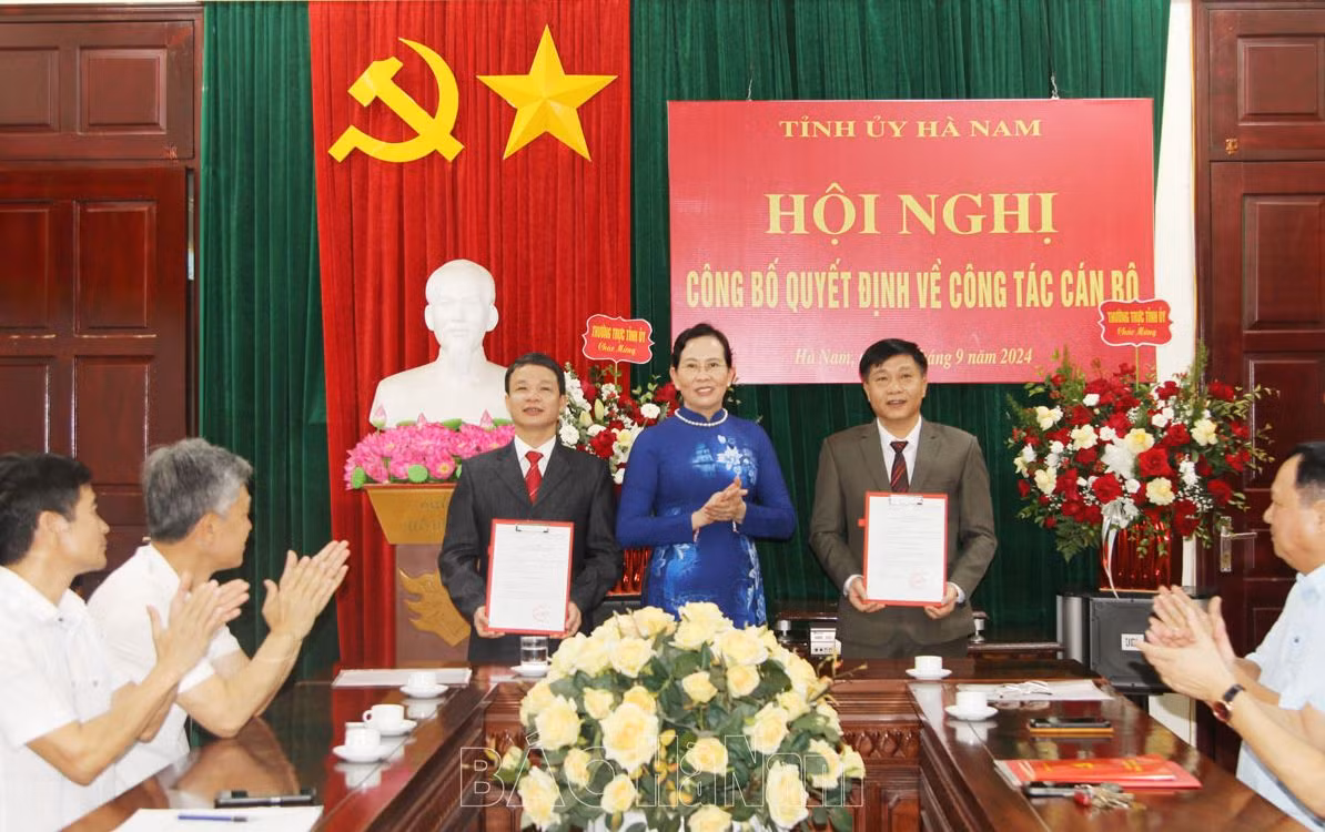 Bí thư Tỉnh ủy Hà Nam Lê Thị Thủy trao quyết định cho hai cán bộ nhận nhiệm vụ mới. Ảnh: Báo Hà Nam. Bí thư Tỉnh ủy Hà Nam Lê Thị Thủy trao quyết định cho hai cán bộ nhận nhiệm vụ mới. Ảnh: Báo Hà Nam.