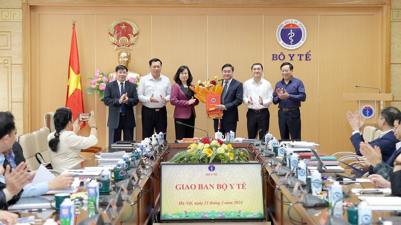 Bộ trưởng Bộ Y tế Đào Hồng Lan trao quyết định bổ nhiệm Cục trưởng Cục Y tế dự phòng đối với TS.BS Hoàng Minh Đức. Ảnh: VGP Bộ trưởng Bộ Y tế Đào Hồng Lan trao quyết định bổ nhiệm Cục trưởng Cục Y tế dự phòng đối với TS.BS Hoàng Minh Đức. Ảnh: VGP