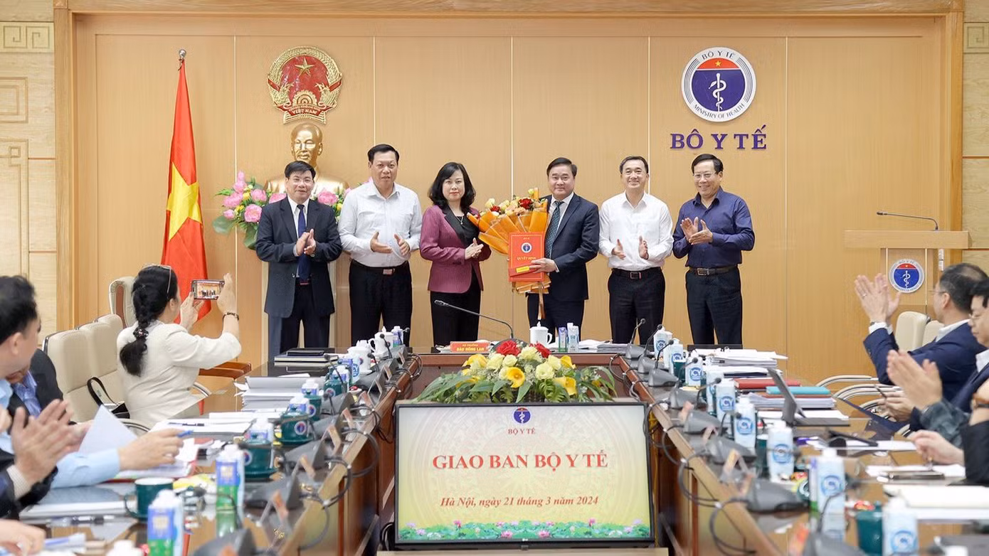 Bộ trưởng Bộ Y tế Đào Hồng Lan trao quyết định bổ nhiệm Cục trưởng Cục Y tế dự phòng đối với TS.BS Hoàng Minh Đức. Ảnh: VGP Bộ trưởng Bộ Y tế Đào Hồng Lan trao quyết định bổ nhiệm Cục trưởng Cục Y tế dự phòng đối với TS.BS Hoàng Minh Đức. Ảnh: VGP
