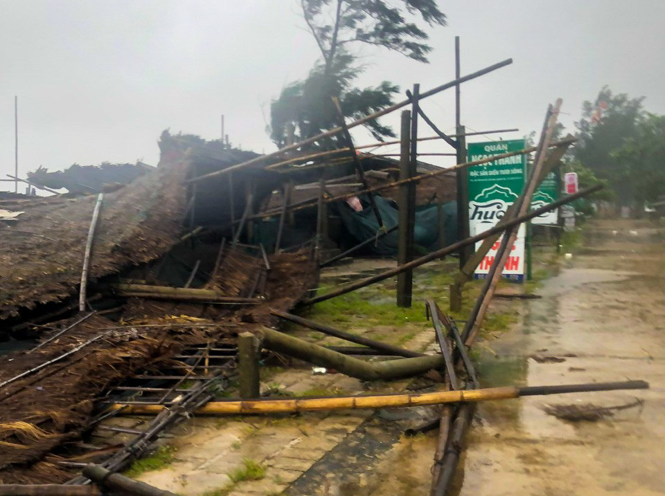 Hàng quán kinh doanh dịch vụ tại bãi tắm cộng đồng xã Gio Hải bị sập - Ảnh: Báo Quảng Trị Hàng quán kinh doanh dịch vụ tại bãi tắm cộng đồng xã Gio Hải bị sập - Ảnh: Báo Quảng Trị