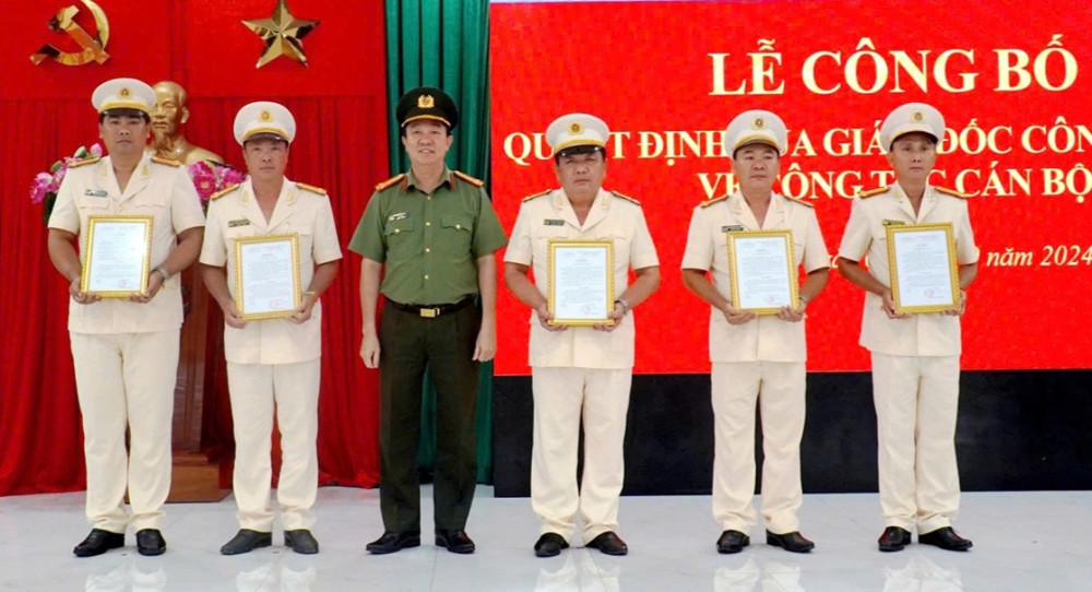 Đại tá Lâm Minh Hồng - Giám đốc Công an tỉnh trao các quyết định điều động, bổ nhiệm cán bộ. Ảnh: Báo Long An