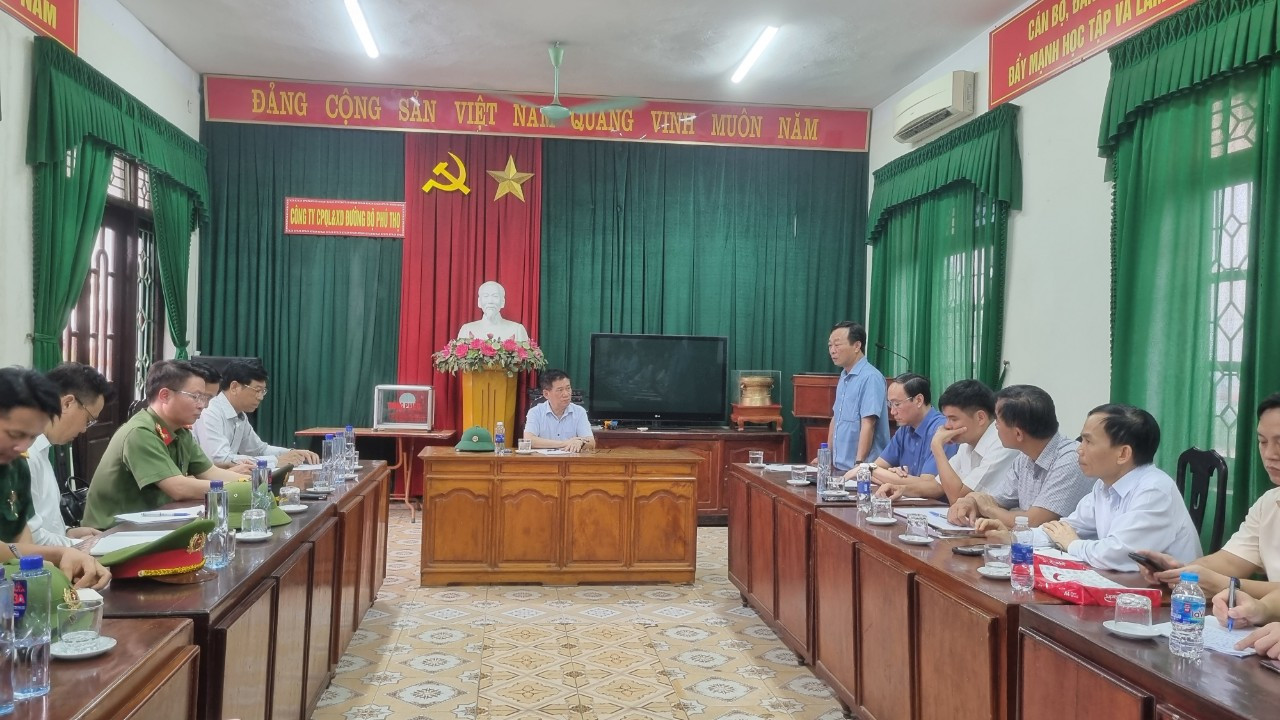 Phó Thủ tướng Hồ Đức Phớc đã làm việc với UBND tỉnh Phú Thọ, Quân khu 2 và các cơ quan chức năng để khắc phục hậu quả vụ sập cầu Phong Châu.