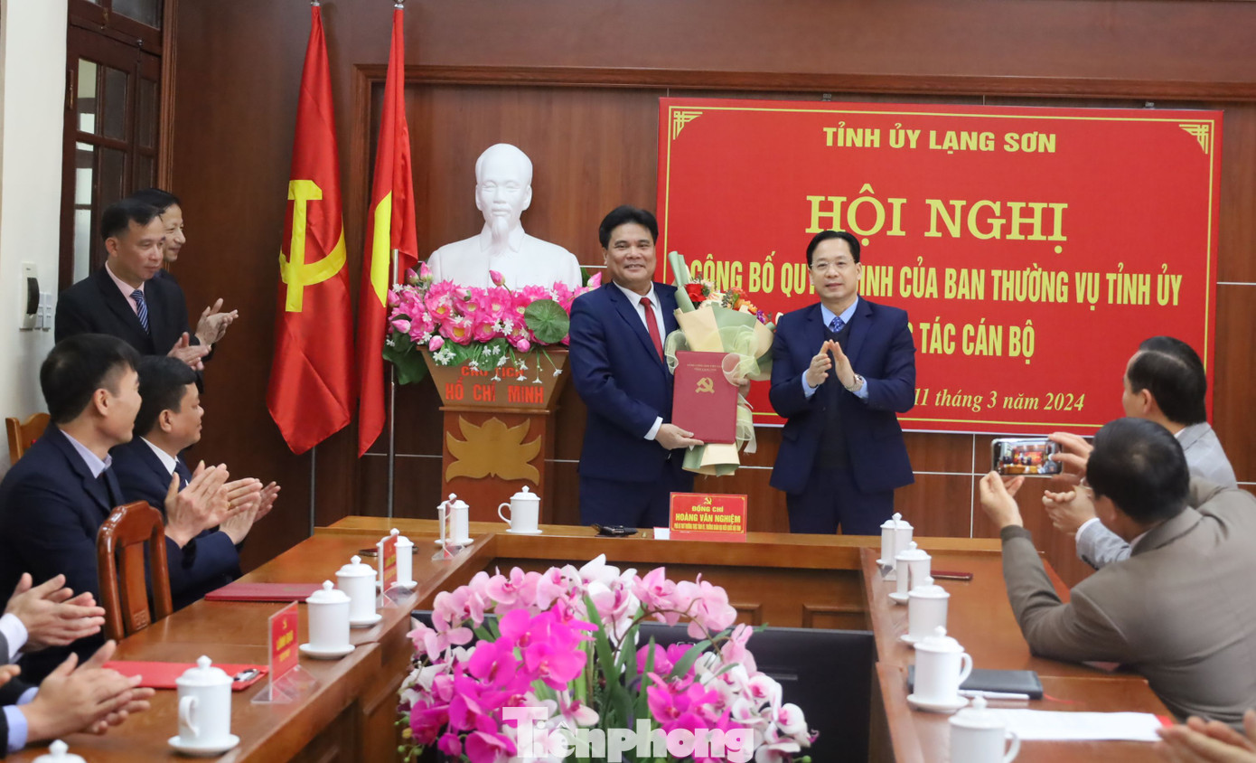 Ông Nguyễn Thanh Sơn, tân Phó ban Nội chính Tỉnh ủy Lạng Sơn (bìa trái) nhận hoa, quyết định điều động, bổ nhiệm. Ảnh: Duy Chiến