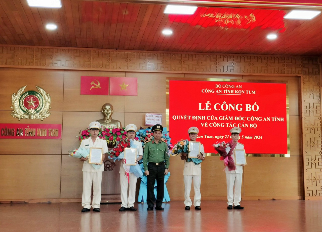 Đại tá Trịnh Khắc Cường, Ủy viên Ban Thường vụ Đảng ủy, Phó Giám đốc Công an tỉnh trao quyết định và tặng hoa chúc mừng các cán bộ được điều động, bổ nhiệm.