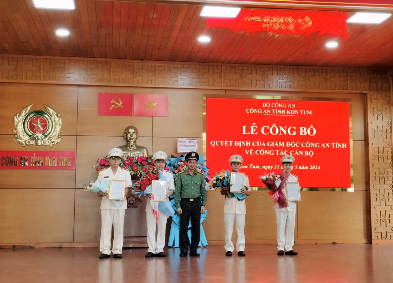 Đại tá Trịnh Khắc Cường, Ủy viên Ban Thường vụ Đảng ủy, Phó Giám đốc Công an tỉnh trao quyết định và tặng hoa chúc mừng các cán bộ được điều động, bổ nhiệm.