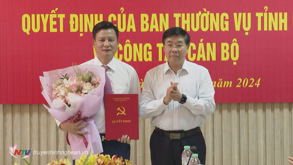 Phó Bí thư Thường trực Tỉnh ủy Nghệ An Nguyễn Văn Thông trao quyết định và tặng hoa chúc mừng đồng chí Phạm Vũ Cường. Phó Bí thư Thường trực Tỉnh ủy Nghệ An Nguyễn Văn Thông trao quyết định và tặng hoa chúc mừng đồng chí Phạm Vũ Cường.