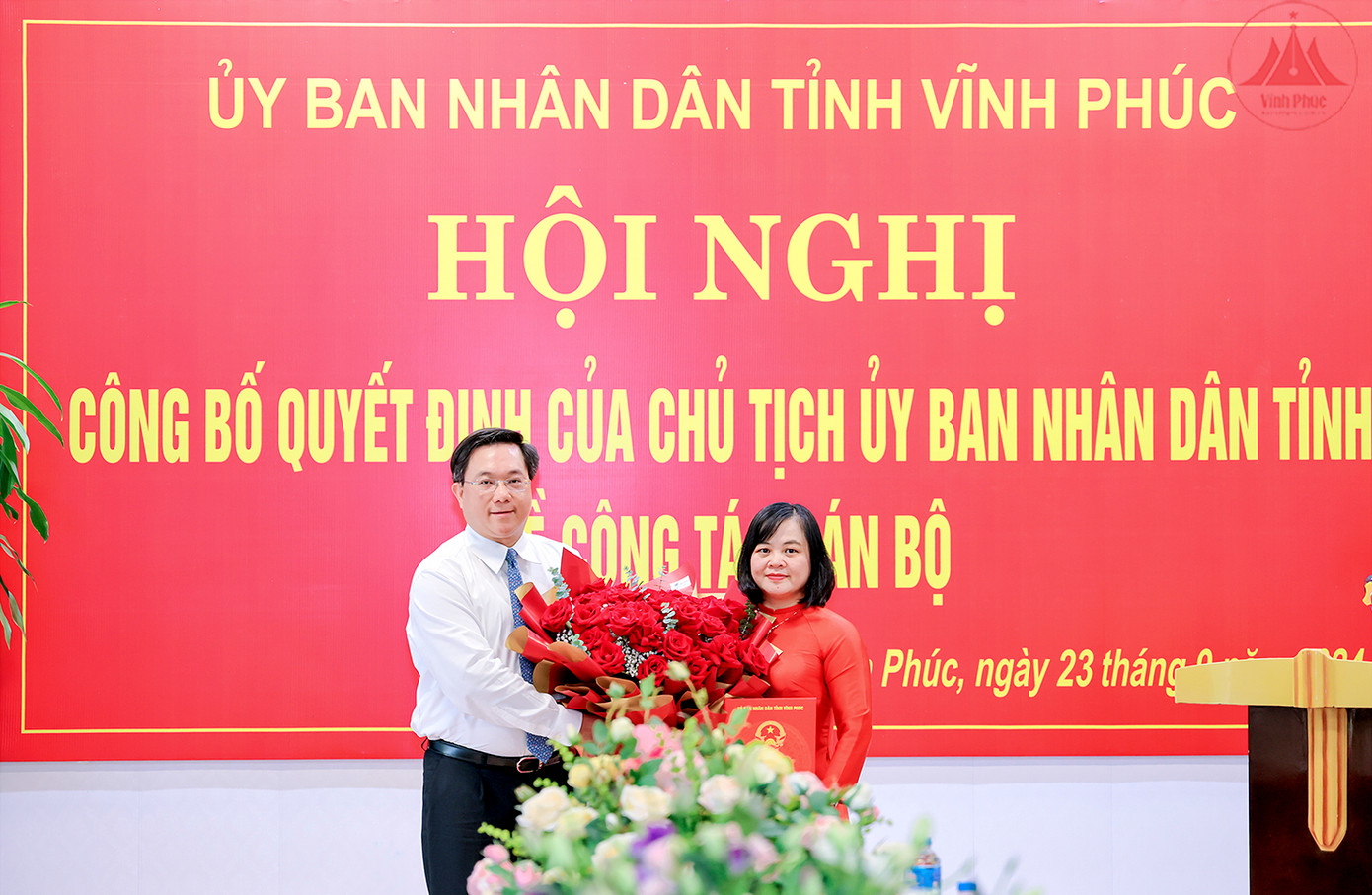 Chủ tịch UBND tỉnh Vĩnh Phúc Trần Duy Đông trao quyết định, tặng hoa chúc mừng bà Đỗ Thị Hồng Nhung được bổ nhiệm làm Giám đốc Sở Tài chính. Ảnh: Báo Vĩnh Phúc