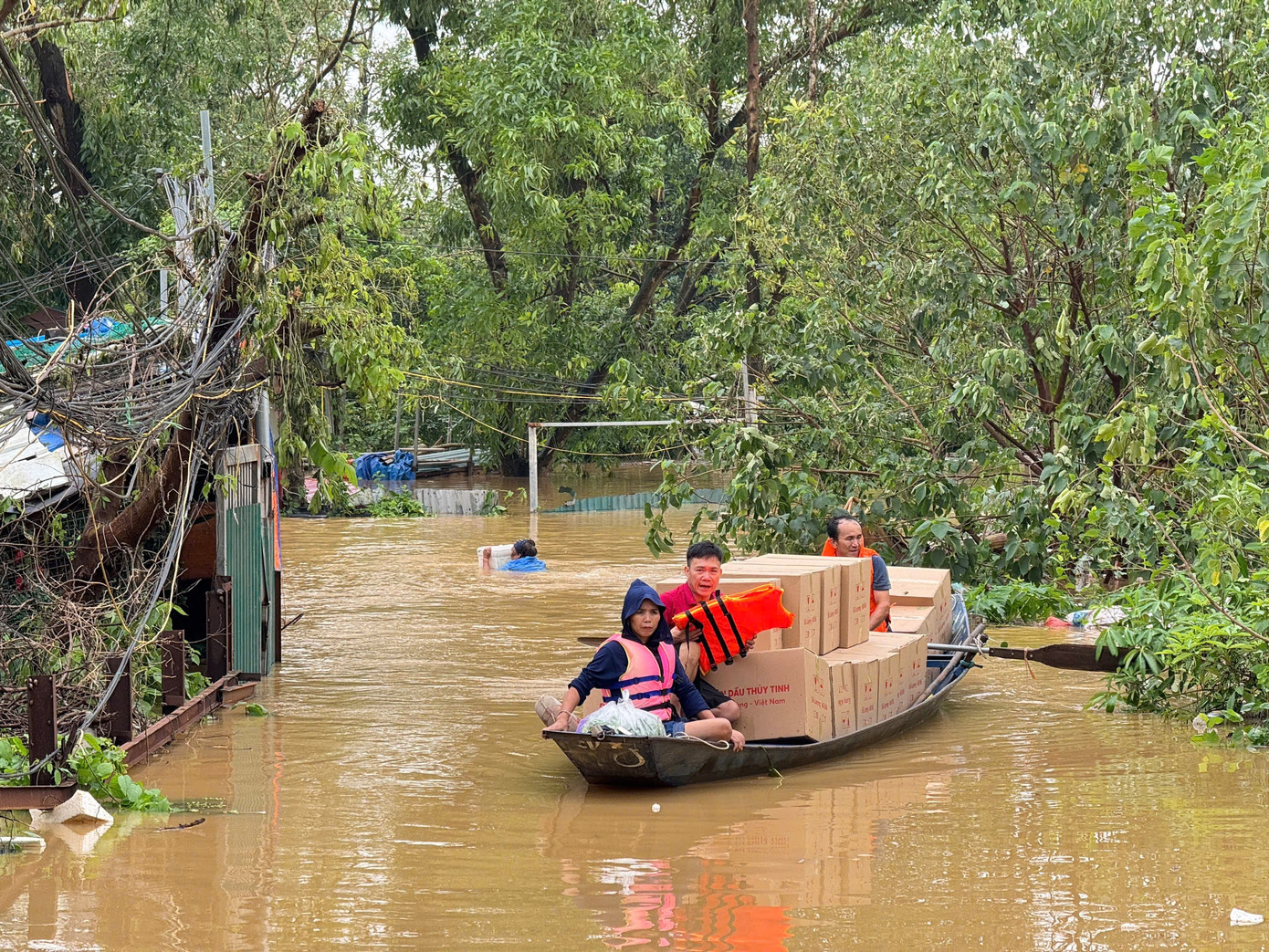 Người dân ven sông Hồng di chuyển trong những ngày ngập lụt. Ảnh: Nguyễn Trọng Tài