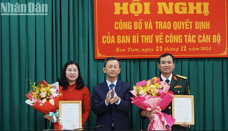 Bí thư Tỉnh ủy, Chủ tịch HĐND tỉnh Kon Tum Dương Văn Trang trao quyết định và tặng hoa 2 đồng chí Trương Thị Linh và Nguyễn Thế Vinh.
