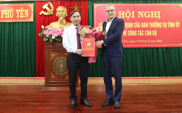 Bí thư Tỉnh ủy Phú Yên Phạm Đại Dương trao quyết định cho Trưởng ban Tổ chức Tỉnh ủy Nguyễn Quốc Hoàn. Ảnh: Báo Phú Yên Bí thư Tỉnh ủy Phú Yên Phạm Đại Dương trao quyết định cho Trưởng ban Tổ chức Tỉnh ủy Nguyễn Quốc Hoàn. Ảnh: Báo Phú Yên