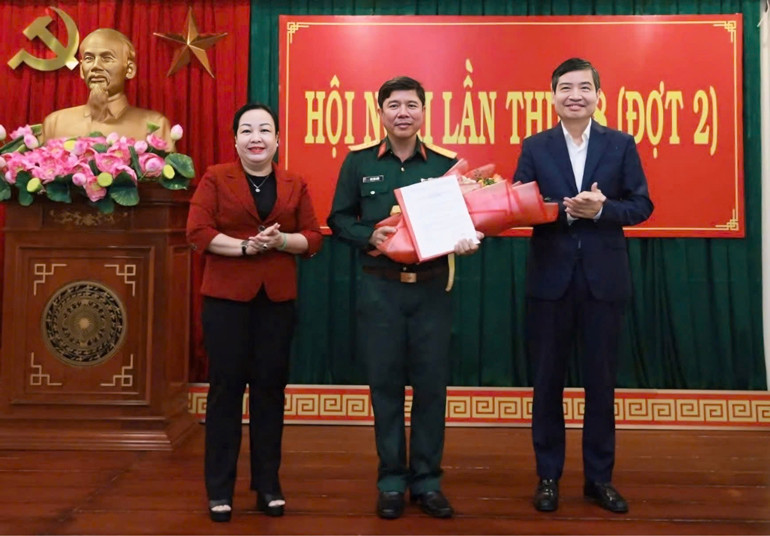 Thường trực Tỉnh ủy Phú Yên trao Quyết định của Ban Bí thư Trung ương Đảng cho Đại tá Cao Văn Mười. Ảnh: Báo Phú Yên Thường trực Tỉnh ủy Phú Yên trao Quyết định của Ban Bí thư Trung ương Đảng cho Đại tá Cao Văn Mười. Ảnh: Báo Phú Yên