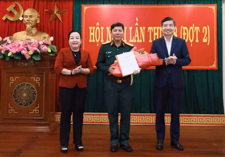 Thường trực Tỉnh ủy Phú Yên trao Quyết định của Ban Bí thư Trung ương Đảng cho Đại tá Cao Văn Mười. Ảnh: Báo Phú Yên