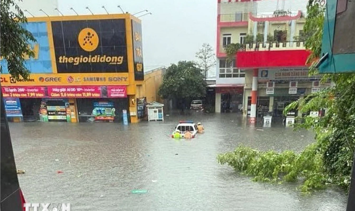 Mưa lớn gây ngập ở thành phố Uông Bí. Ảnh: TTXVN Mưa lớn gây ngập ở thành phố Uông Bí. Ảnh: TTXVN
