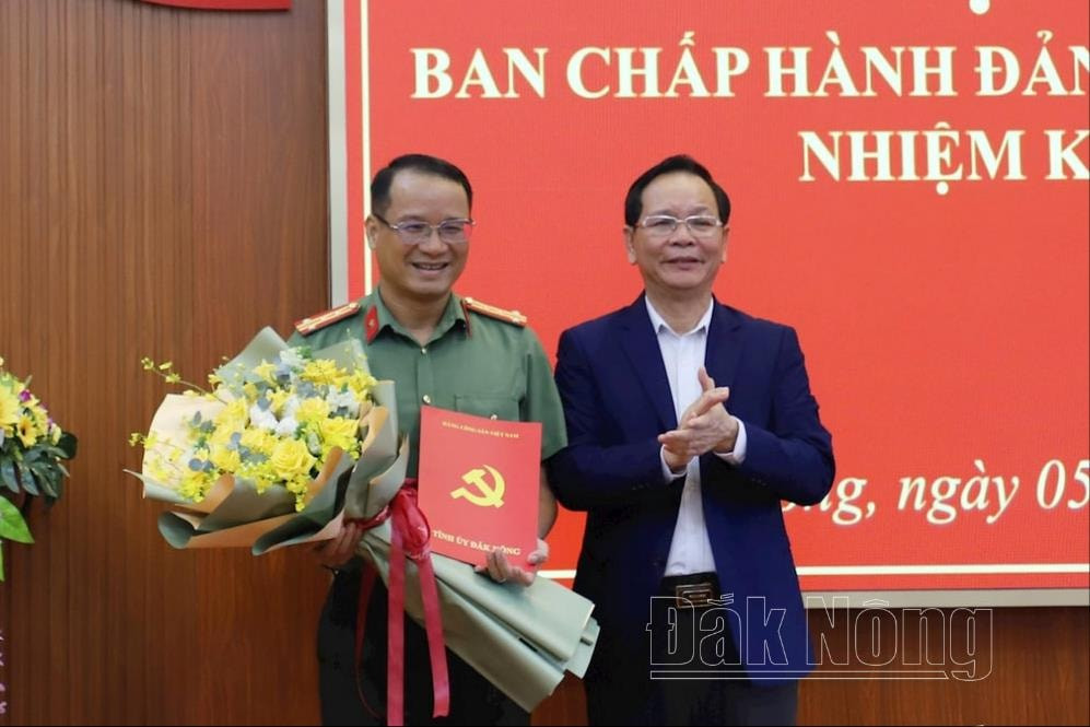 Ông Ngô Thanh Danh, Bí thư Tỉnh ủy, Trưởng Đoàn ĐBQH tỉnh Đắk Nông trao quyết định của Ban Bí thư chỉ định Đại tá Hồ Song Ân, Giám đốc Công an tỉnh Đắk Nông tham gia Ban Chấp hành, Ban Thường vụ Tỉnh ủy Đắk Nông. Ảnh: Báo Đắk Nông. Ông Ngô Thanh Danh, Bí thư Tỉnh ủy, Trưởng Đoàn ĐBQH tỉnh Đắk Nông trao quyết định của Ban Bí thư chỉ định Đại tá Hồ Song Ân, Giám đốc Công an tỉnh Đắk Nông tham gia Ban Chấp hành, Ban Thường vụ Tỉnh ủy Đắk Nông. Ảnh: Báo Đắk Nông.