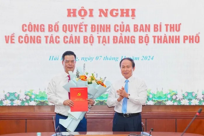 Ông Lê Tiến Châu, Bí thư Thành uỷ, Trưởng Đoàn đại biểu Quốc hội Hải Phòng trao Quyết định và tặng hoa chúc mừng ông Phạm Văn Thép. Ông Lê Tiến Châu, Bí thư Thành uỷ, Trưởng Đoàn đại biểu Quốc hội Hải Phòng trao Quyết định và tặng hoa chúc mừng ông Phạm Văn Thép.