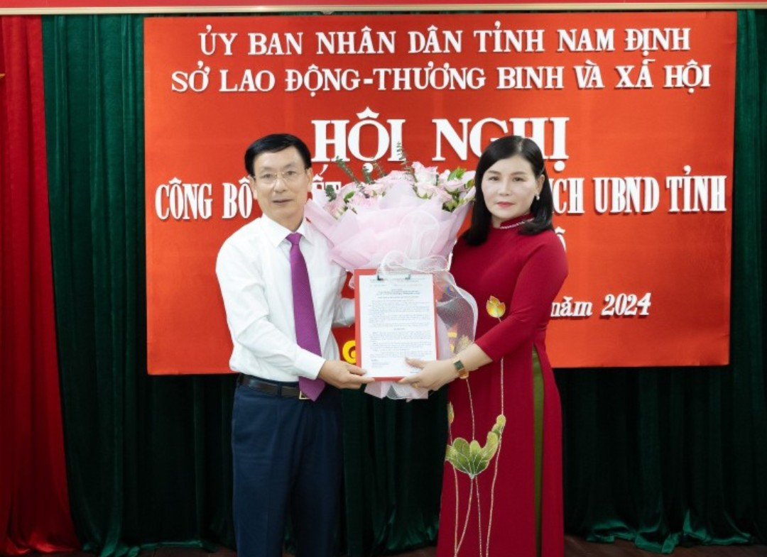 Trao quyết định bổ nhiệm cho tân Giám đốc Sở Lao động - Thương binh và Xã hội tỉnh Nam Định. Trao quyết định bổ nhiệm cho tân Giám đốc Sở Lao động - Thương binh và Xã hội tỉnh Nam Định.