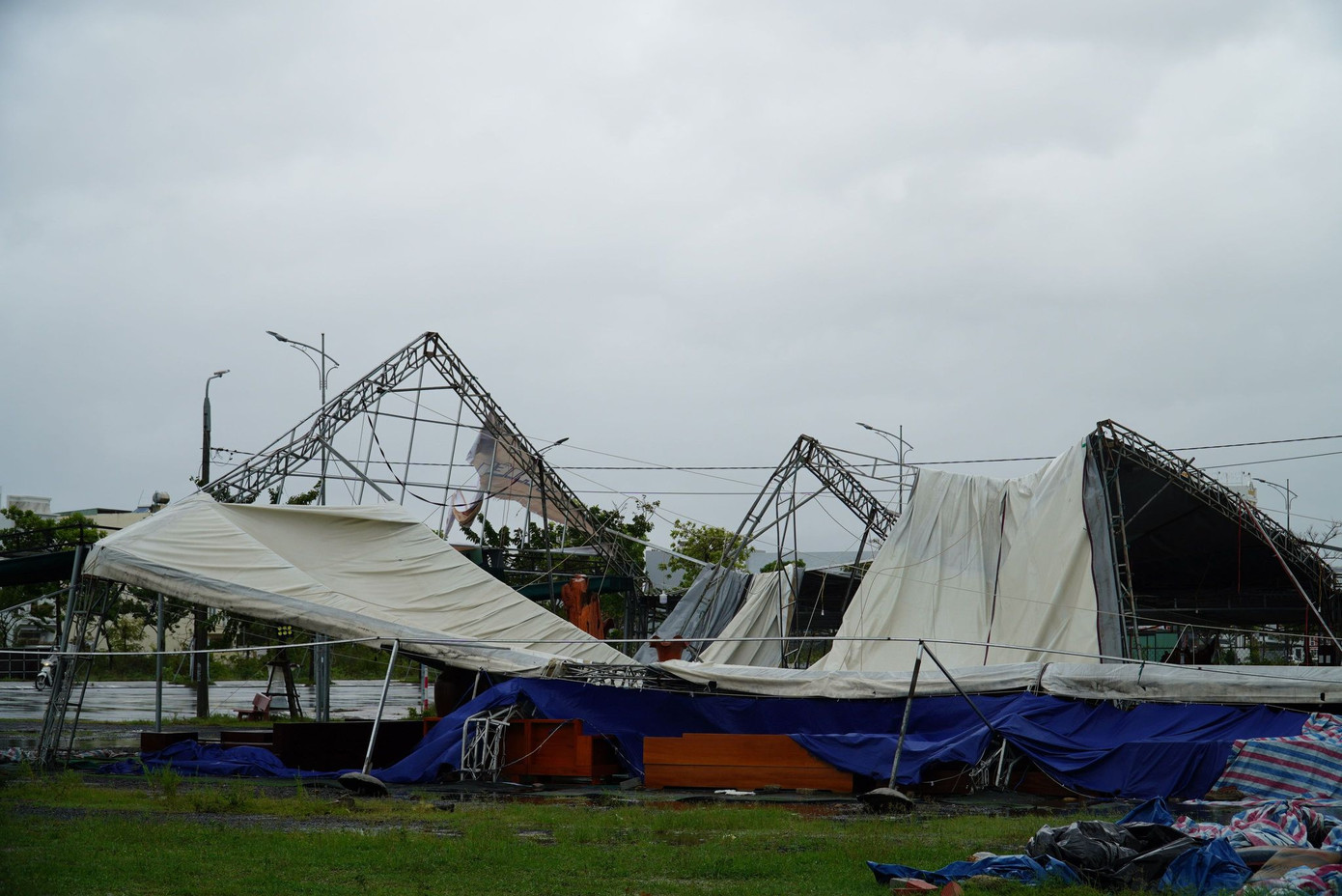 Bão quật đổ một nhà kho nội thất tại quận Cẩm Lệ, thành phố Đà Nẵng . Trên nhiều tuyến đường tại Đà Nẵng cây xanh ngã đổ la liệt, bảng quảng cáo bị gió xô đổ. Ảnh: Thanh Hiền Bão quật đổ một nhà kho nội thất tại quận Cẩm Lệ, thành phố Đà Nẵng . Trên nhiều tuyến đường tại Đà Nẵng cây xanh ngã đổ la liệt, bảng quảng cáo bị gió xô đổ. Ảnh: Thanh Hiền