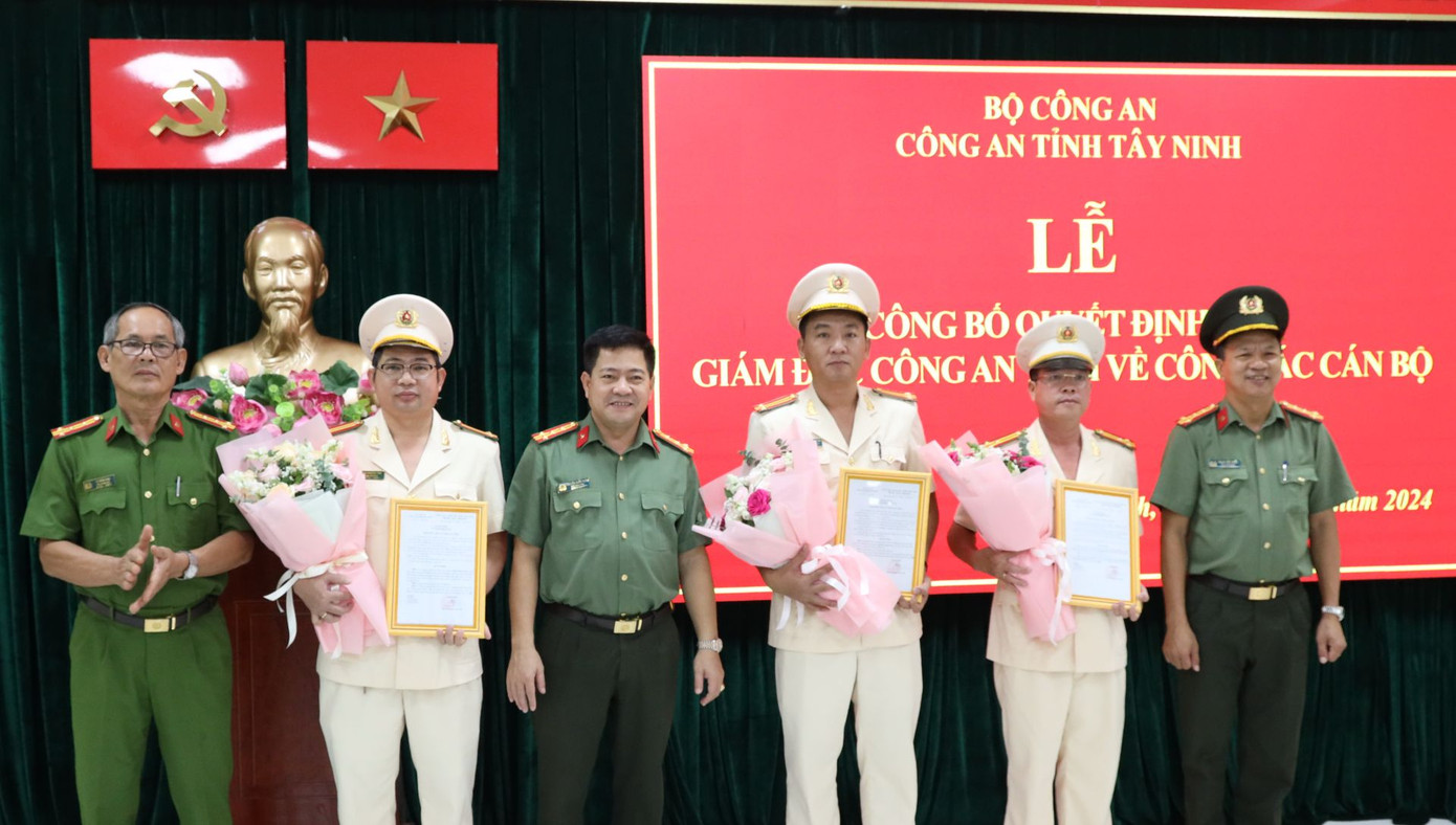 Lãnh đạo Công an tỉnh Tây Ninh tặng hoa chúc mừng các đồng chí được bổ nhiệm. Lãnh đạo Công an tỉnh Tây Ninh tặng hoa chúc mừng các đồng chí được bổ nhiệm.