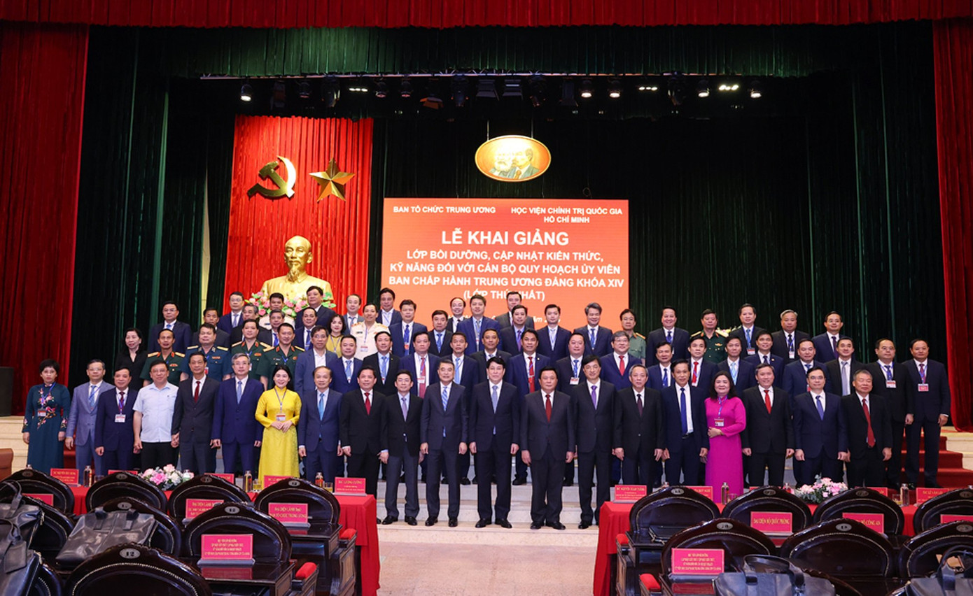 Các đại biểu dự lễ khai giảng cùng các học viên lớp bồi dưỡng. Ảnh: Văn Điệp