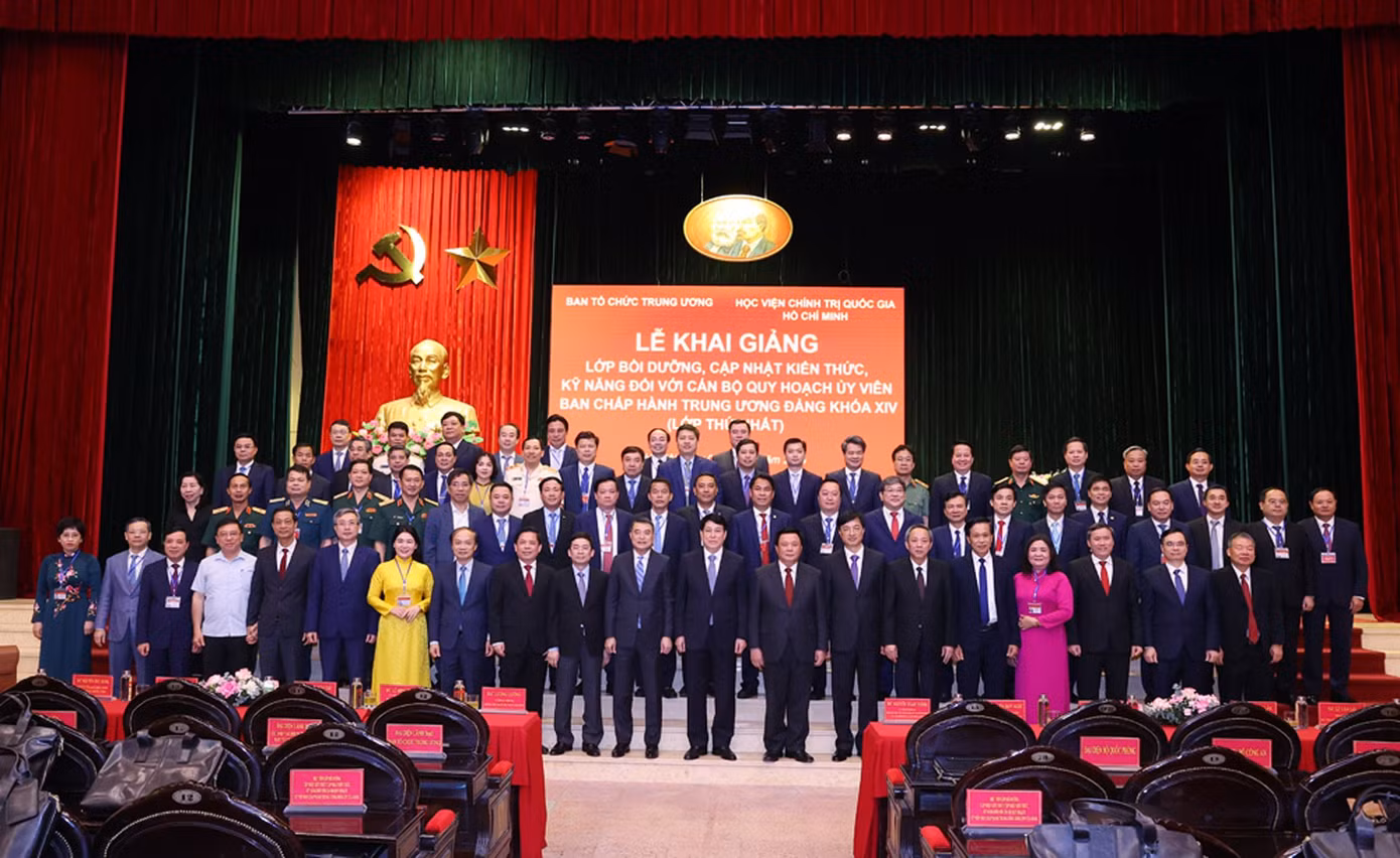 Các đại biểu dự lễ khai giảng cùng các học viên lớp bồi dưỡng. Ảnh: Văn Điệp