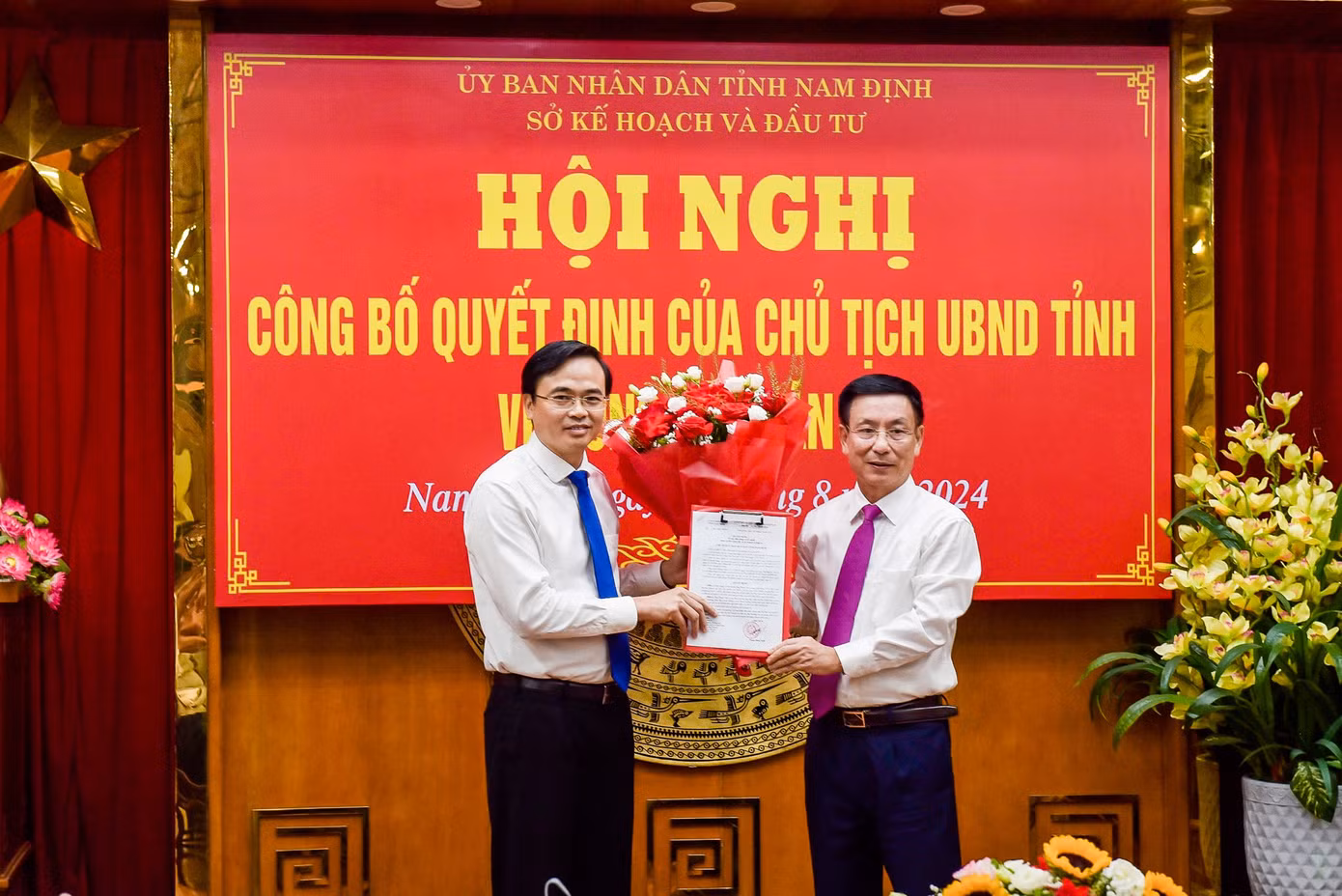 Chủ tịch UBND tỉnh Nam Định Phạm Đình Nghị trao quyết định cho Phó Giám đốc Sở Kế hoạch và Đầu tư Phạm Văn Long. Ảnh: Vietnamnet Chủ tịch UBND tỉnh Nam Định Phạm Đình Nghị trao quyết định cho Phó Giám đốc Sở Kế hoạch và Đầu tư Phạm Văn Long. Ảnh: Vietnamnet