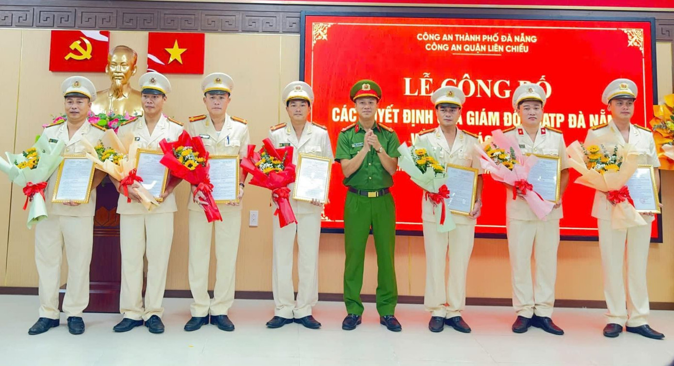 Công an quận Liên Chiểu trao Quyết định của Giám đốc về công tác cán bộ. Ảnh: Công an thành phố Đà Nẵng Công an quận Liên Chiểu trao Quyết định của Giám đốc về công tác cán bộ. Ảnh: Công an thành phố Đà Nẵng