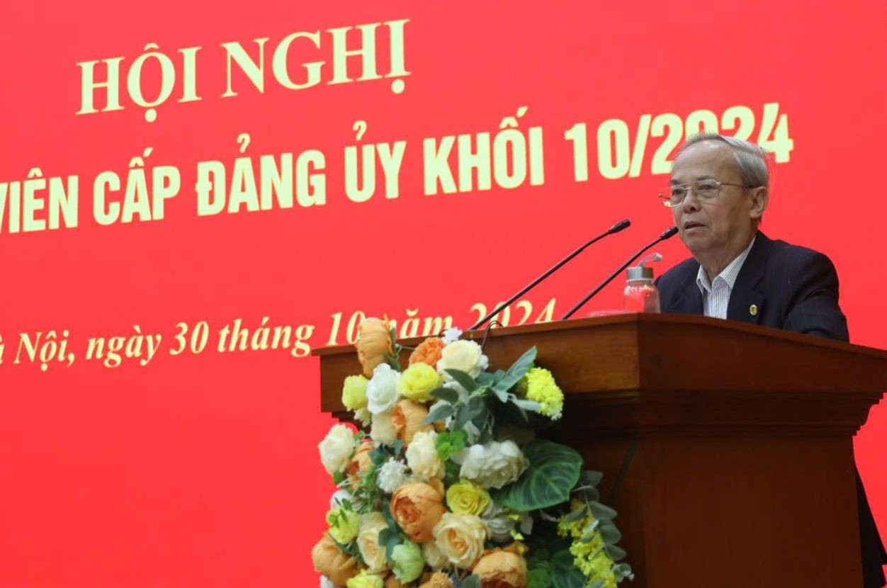 GS.TS Đinh Xuân Dũng - nguyên Uỷ viên Hội đồng Lý luận T.Ư giới thiệu nội dung cuốn sách "Xây dựng và phát triển nền văn hoá Việt Nam tiên tiến, đậm đà bản sắc dân tộc" của cố Tổng Bí thư Nguyễn Phú Trọng. Ảnh: PV.