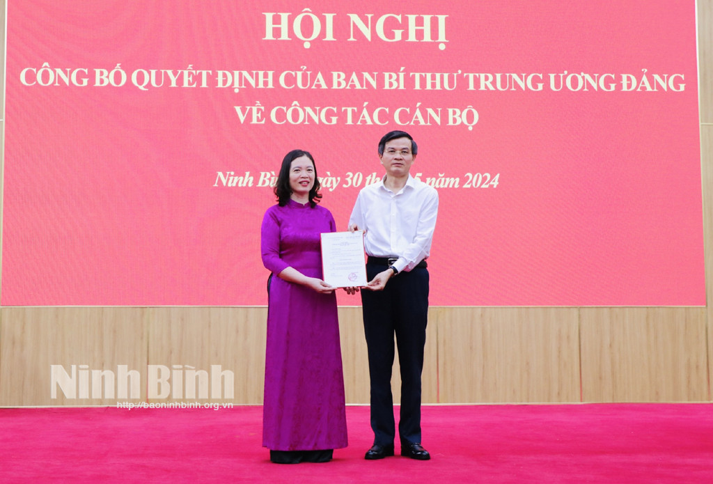 Ông Đoàn Minh Huấn, Ủy viên Trung ương Đảng, Bí thư Tỉnh ủy trao quyết định của Ban Bí thư Trung ương Đảng cho bà Phạm Thị Phương Hạnh.