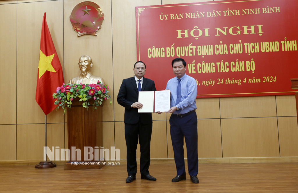Ông Tống Quang Thìn, Ủy viên Ban Thường vụ Tỉnh ủy, Phó Chủ tịch Thường trực UBND tỉnh trao Quyết định cho ông Vũ Văn Vĩnh. Ông Tống Quang Thìn, Ủy viên Ban Thường vụ Tỉnh ủy, Phó Chủ tịch Thường trực UBND tỉnh trao Quyết định cho ông Vũ Văn Vĩnh.