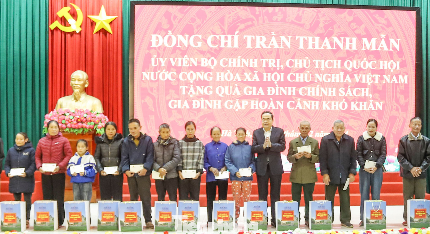 Chủ tịch Quốc hội Trần Thanh Mẫn tặng quà gia đình chính sách tại Hà Tĩnh.