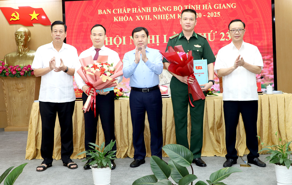 Thường trực Tỉnh ủy Hà Giang tặng hoa chúc mừng ông Phan Ngọc Hiệp và Hoàng Ngọc Định. Ảnh: Báo Hà Giang. Thường trực Tỉnh ủy Hà Giang tặng hoa chúc mừng ông Phan Ngọc Hiệp và Hoàng Ngọc Định. Ảnh: Báo Hà Giang.