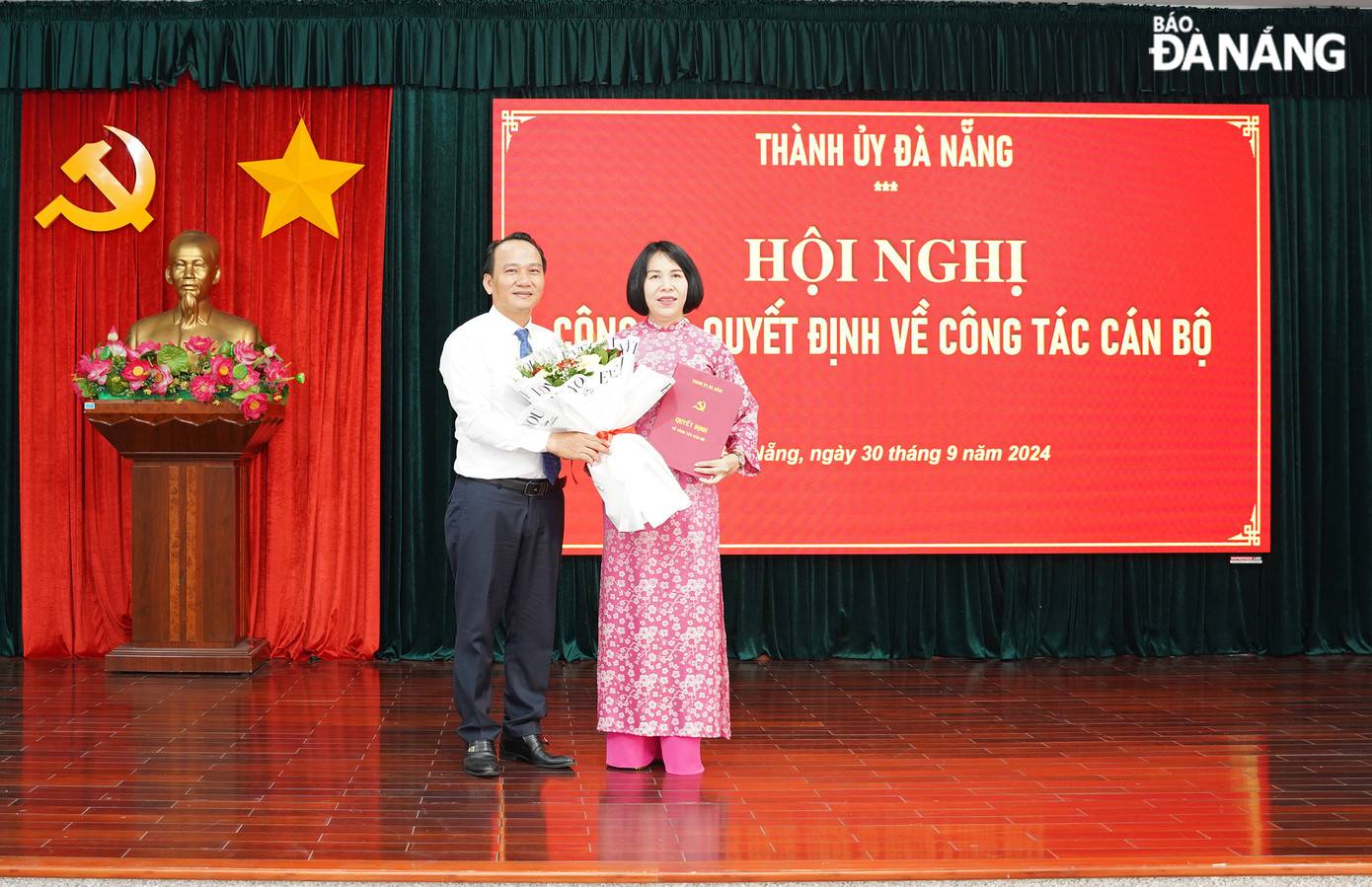 Phó Bí thư Thường trực Thành ủy Đà Nẵng Nguyễn Đình Vĩnh trao quyết định bổ nhiệm cho bà Hồ Thị Lan Hương. Ảnh: Báo Đà Nẵng