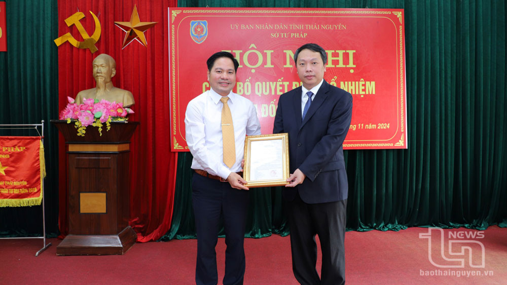 Ông Nguyễn Huy Dũng, Phó Bí thư Tỉnh ủy, Chủ tịch UBND tỉnh, trao quyết định bổ nhiệm Giám đốc Sở Tư pháp cho ông Trần Văn Khương.