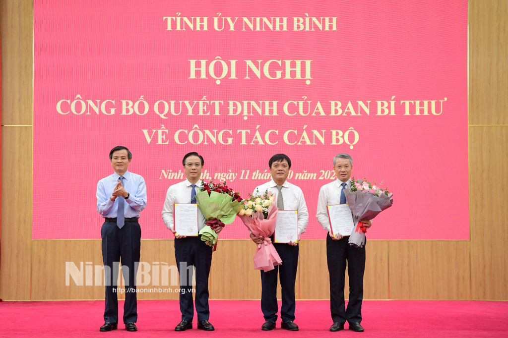 Bí thư Tỉnh ủy Ninh Bình Đoàn Minh Huấn tặng hoa chúc mừng các cán bộ được chỉ định tham gia Ban Chấp hành Đảng bộ tỉnh Ninh Bình nhiệm kỳ 2020-2025. Ảnh: Báo Ninh Bình Bí thư Tỉnh ủy Ninh Bình Đoàn Minh Huấn tặng hoa chúc mừng các cán bộ được chỉ định tham gia Ban Chấp hành Đảng bộ tỉnh Ninh Bình nhiệm kỳ 2020-2025. Ảnh: Báo Ninh Bình