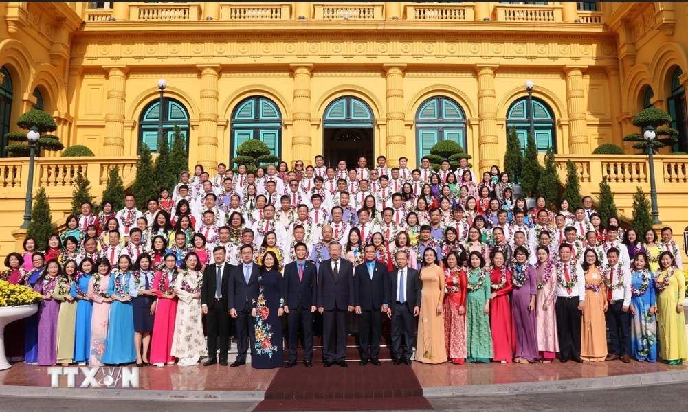 Tổng Bí thư, Chủ tịch nước Tô Lâm nói chuyện với đại biểu được tôn vinh trong phong trào thi đua "Tham mưu giỏi, phục vụ tốt" giai đoạn 2019-2024. Ảnh: Lâm Khánh/TTXVN