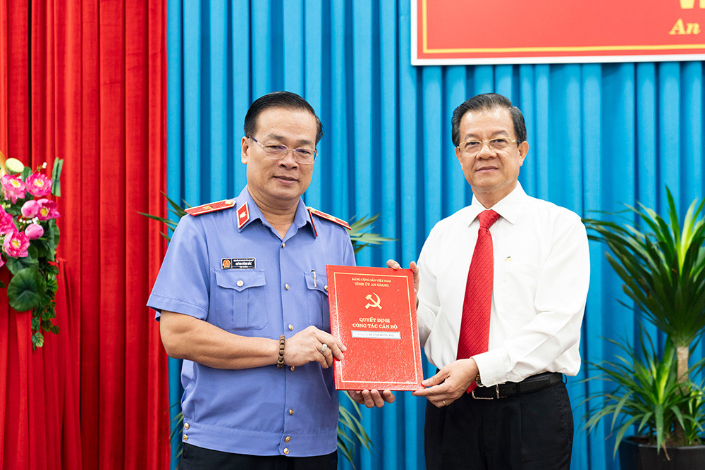 Bí Thư Tỉnh ủy An Giang Lê Hồng Quang trao quyết định của Ban Bí thư và tặng hoa chúc mừng ông Huỳnh Đông Bắc. Ảnh: Báo An Giang Bí Thư Tỉnh ủy An Giang Lê Hồng Quang trao quyết định của Ban Bí thư và tặng hoa chúc mừng ông Huỳnh Đông Bắc. Ảnh: Báo An Giang