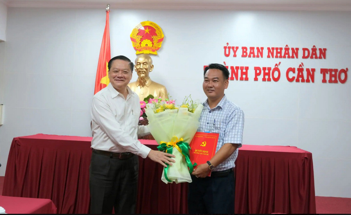 Ông Dương Tấn Hiển, Phó Chủ tịch Thường trực UBND TP Cần Thơ, trao các quyết định cho ông Phạm Trung Hiếu. Ảnh: Báo Cần Thơ