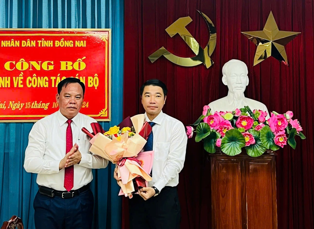 Trao quyết định bổ nhiệm cho ông Trần Dương Hùng. Ảnh: Báo Đồng Nai Trao quyết định bổ nhiệm cho ông Trần Dương Hùng. Ảnh: Báo Đồng Nai