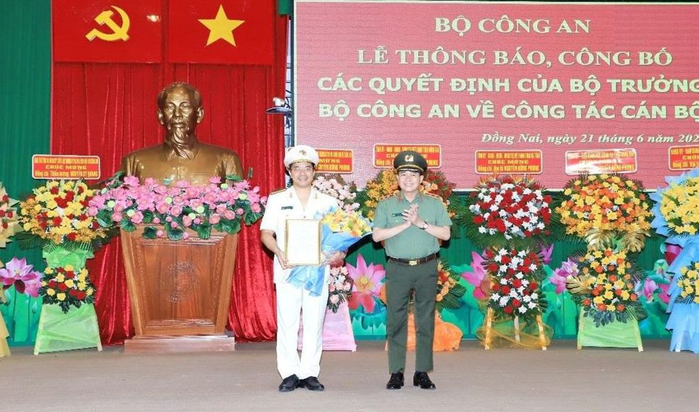 Trung tướng Lê Quốc Hùng, Thứ trưởng Bộ Công an trao quyết định điều động và tặng hoa chúc mừng đại tá Nguyễn Hồng Phong, tân Giám đốc Công an tỉnh Đồng Nai. Ảnh: Cổng thông tin Công an tỉnh