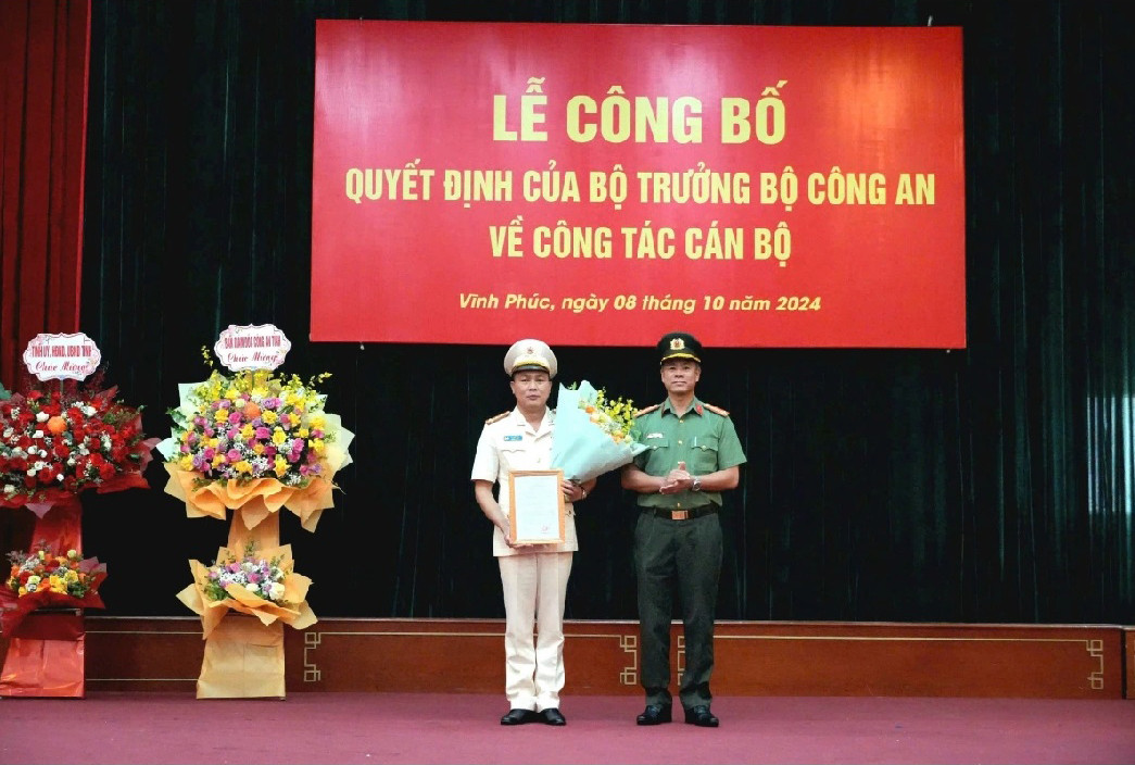 Đại tá Lê Văn Tuân (trái) nhận quyết định giữ chức Phó Giám đốc Công an tỉnh Vĩnh Phúc. Ảnh Công an tỉnh Vĩnh Phúc