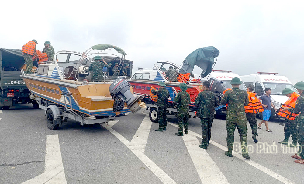 Lực lượng chức năng đã có mặt kịp thời để điều tiết phân luồng giao thông, căng dây hiện trường, thực hiện công tác cứu hộ cứu nạn. Ảnh: Báo Phú Thọ. Lực lượng chức năng đã có mặt kịp thời để điều tiết phân luồng giao thông, căng dây hiện trường, thực hiện công tác cứu hộ cứu nạn. Ảnh: Báo Phú Thọ.